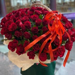 Большая корзина 101 красная роза с лентами R458